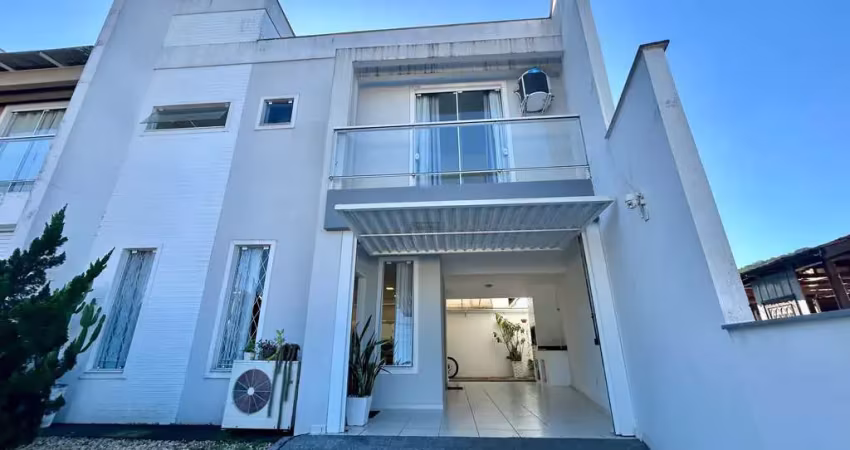 Sobrado geminado à venda no bairro boa vista, joinville-sc. rua sem saída com 125 m² construídos. 03 dormitórios, sendo 1  suíte com closet e sacada,