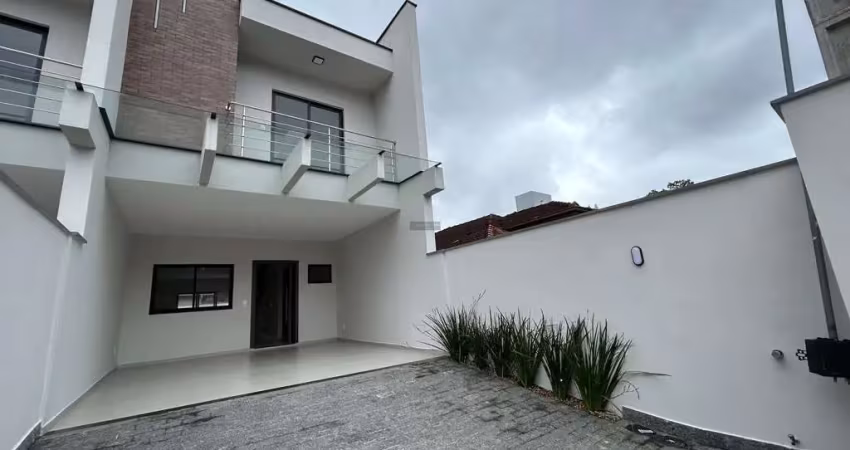 Sobrado geminado à venda no bairro costa e silva, joinville-sc.  140m2 privativos,  amplo espaço nos fundos com varanda e churrasqueira,  3 dormitório