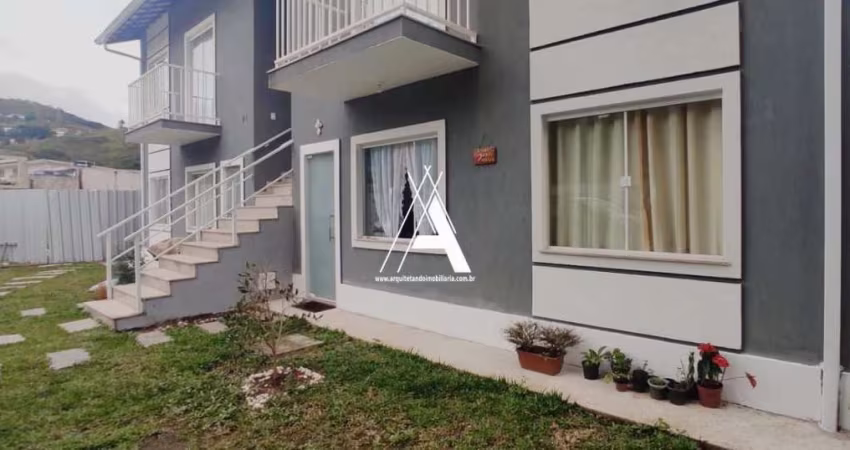 Casa linear em condomínio.  2 Quartos e Quintal. Menos de 20 minutos do Centro