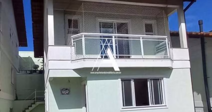 Linda casa em Condomínio Fechado. 4 Quartos (1 Suíte c/Varanda). 2 Vagas. Lazer!