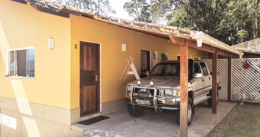 Casa Linear, em condomínio fechado, com Garagem coberta e Quintal privativo.