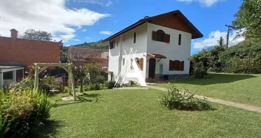 Casa Duplex, Terreno Plano com linda área externa. Cerca de 10 minutos do Centro