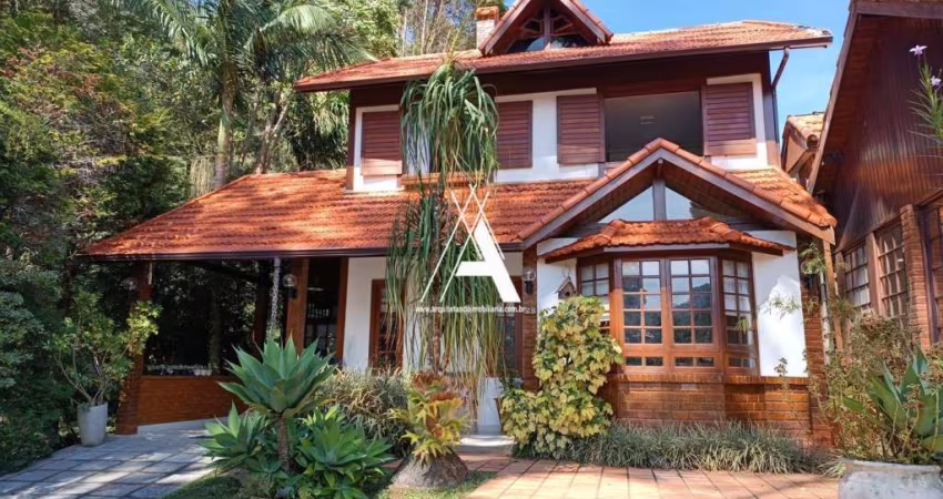 Casa de alto padrão, com 5 Quartos(3 Suítes) em meio à natureza.Lindo condomínio