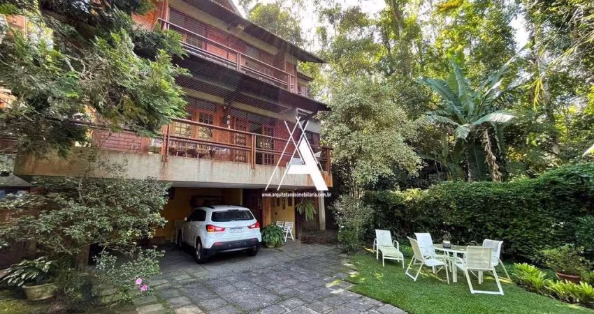 Casa em Condomínio de alto padrão, com 5 Quartos(4 Suítes) em meio à natureza.