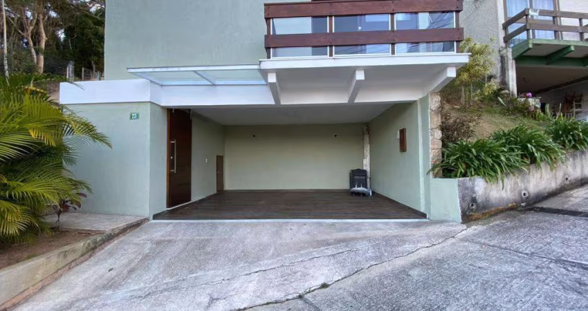 Casa em condomínio no bairro da Iúcas em Teresópolis
