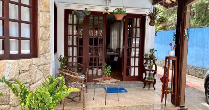 linda casa com 3 suítes em condomínio com muito verde.