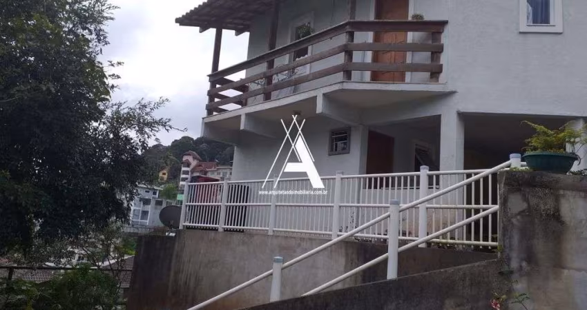 Casa com 2 Quartos (1 Suíte)+Quarto externo, Varanda. Condomínio de Alto Padrão.