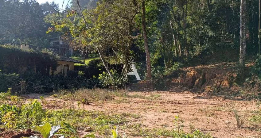 Terreno condomínio fechado, bairro nobre, próximo Granja Comary. Segurança 24h.