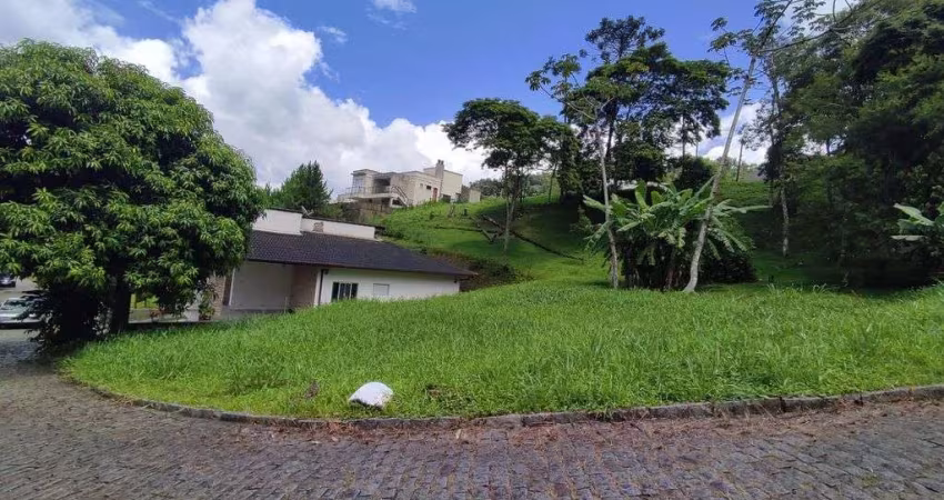 Terreno com excelente topografia, em Condomínio com Lazer Completo e Segurança.