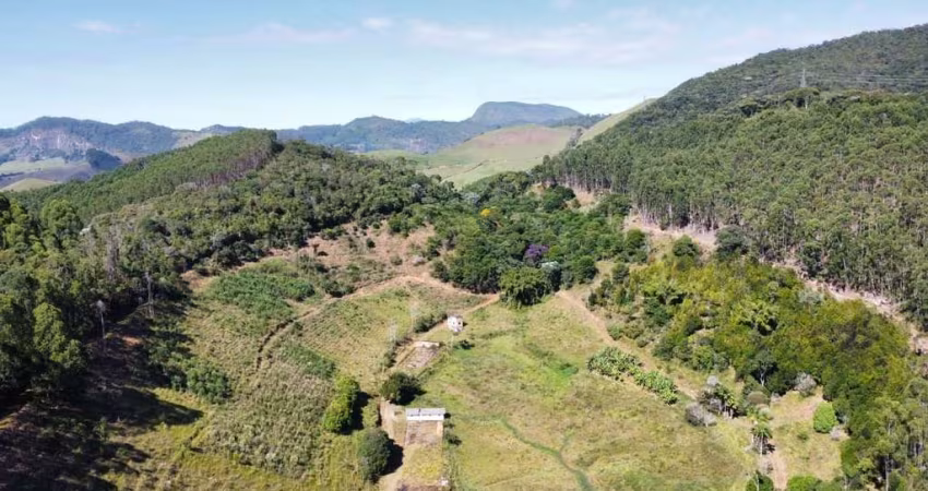Linda Fazenda em Duas Barras, muita Água de Nascente e Lago. Ótima para plantio!