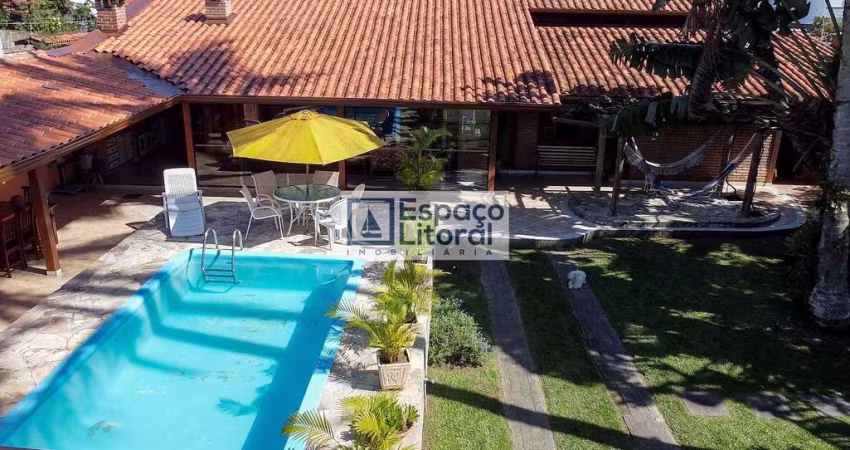 Casa com 4 dormitórios, sendo 2 suítes, piscina a uma quadra do mar na Praia das Palmeiras - Caragu
