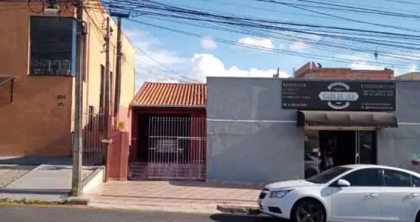 Excelente imóvel localizado no jardim planalto em araucária; *contendo uma casa de alvenaria* - 3 amplos quartos; - sala; - 2 cozinhas; - 2 banheiros; - lavanderia; - quintal; - garagem coberta para 2