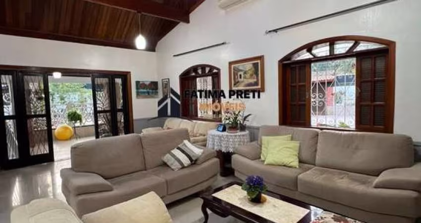 Casa para Venda em Guarujá, Guaiúba, 5 dormitórios, 3 suítes, 3 banheiros, 4 vagas