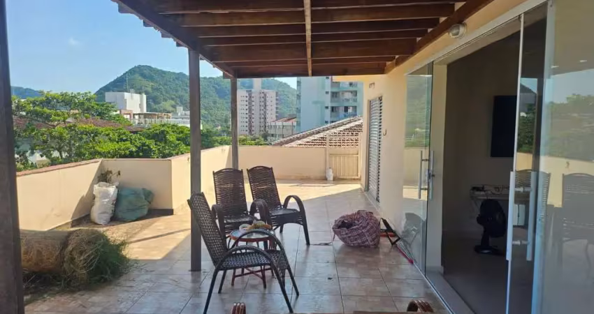 Linda cobertura na praia do tombo com vista parcial para o mar