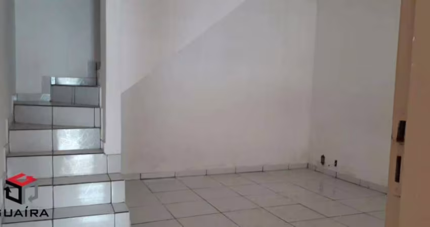 Sobrado com 2 quartos, sala, cozinha, 1 banheiro, 2 vagas de garagem.