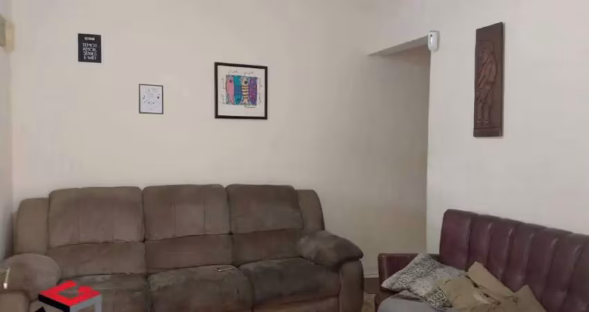 Casa térrea com 2 dormitórios, 2 vagas e quintal nos fundos