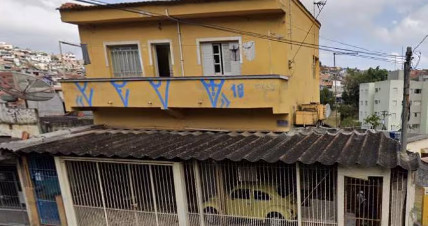 Área total: 532,30 m² - 2 Terrenos 1 com 282,30 m² e outro com 250 m².