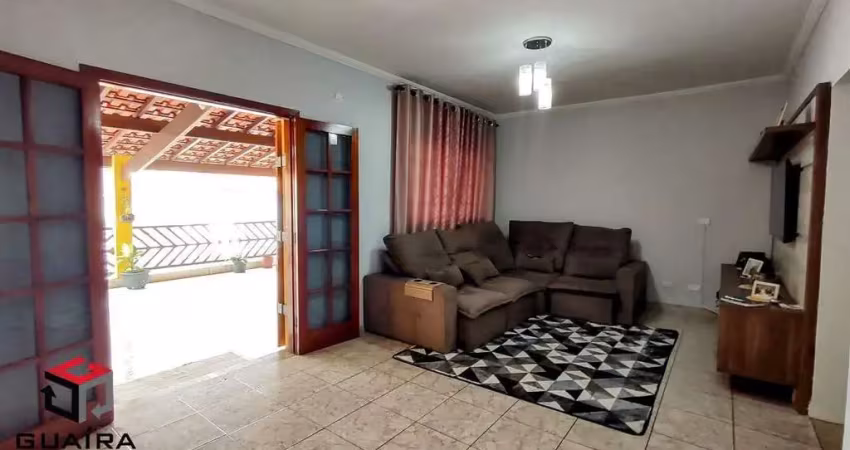 Sobrado residencial e comercial, tem um salão de festas de 125 m².