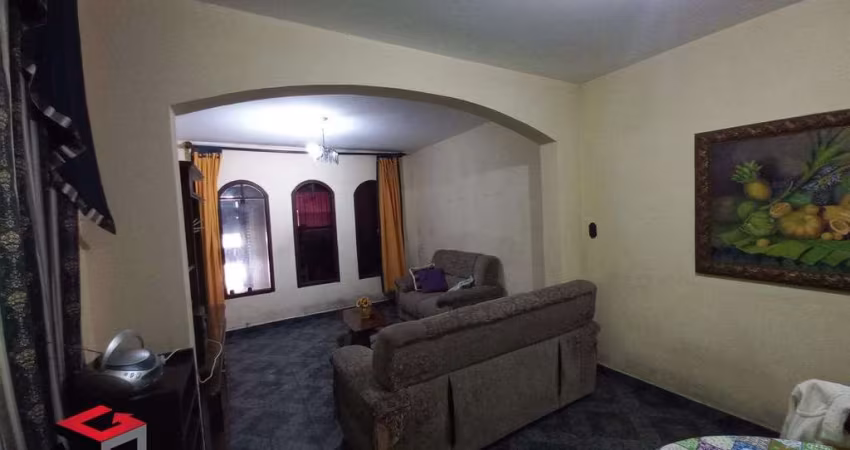 Sobrado amplo com 168m² localizado no Jardim Marek em Santo André/SP.