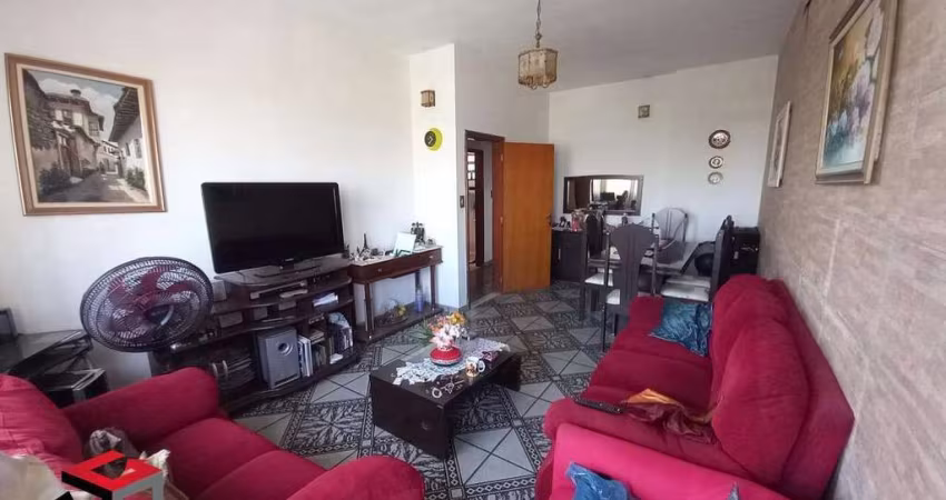 Casa com salão no térreo , vaga pra 4 carros, e área grande acima pra receber amigos.