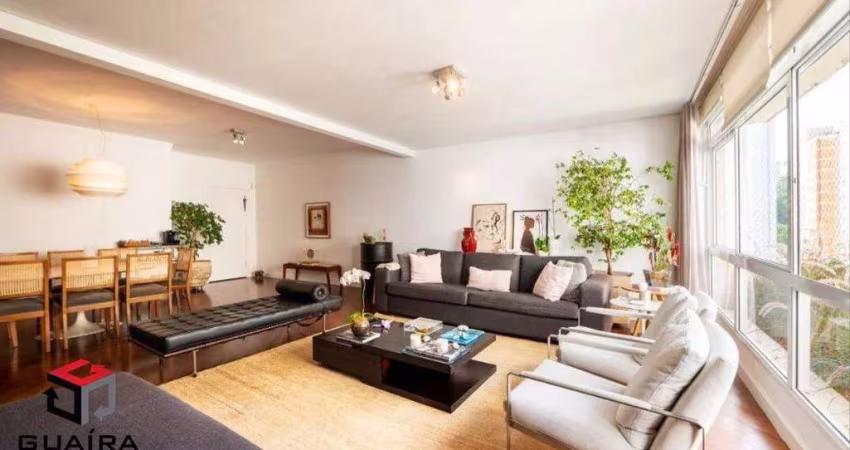 Apartamento 3 Dormitórios em Jardim Paulista com 240m²