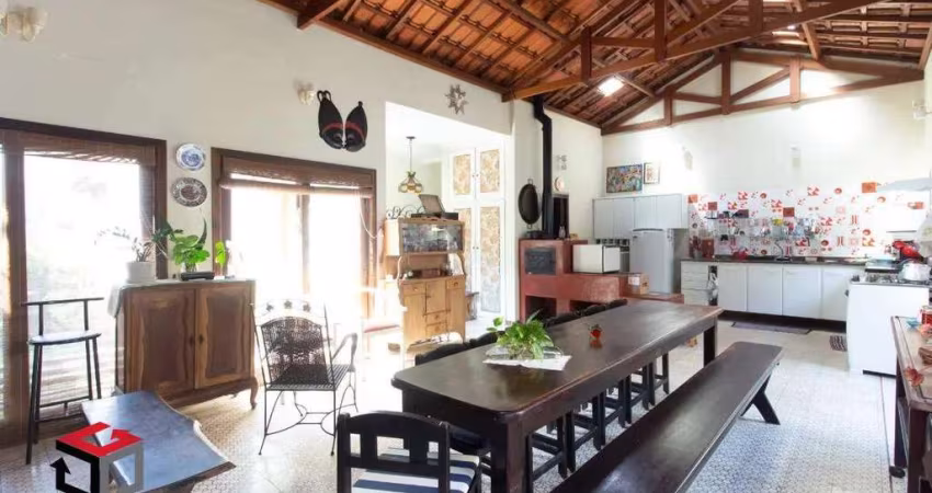 Maravilhosa e espaçosa casa á venda com 3 quartos no Planalto Paulista.