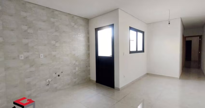 Apartamento tipo, novo, com elevador, suíte e quintal.