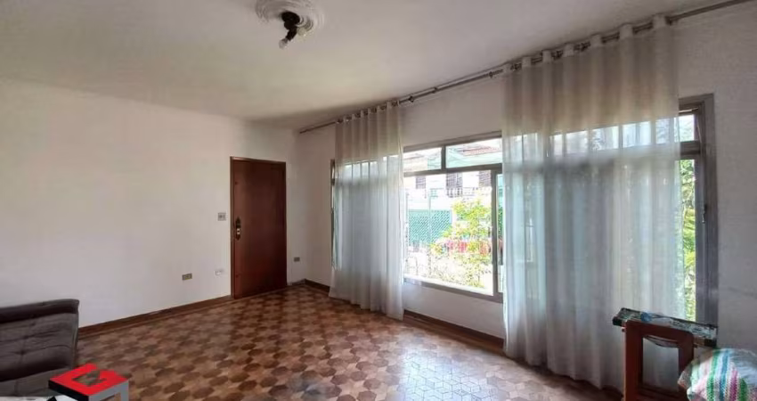 Casa térrea Mooca de 160 m², 3 quartos e 1 suíte, cozinha, sala, lavanderia, quintal, salão de festas, próximo a comércio, mercados e restaurantes.