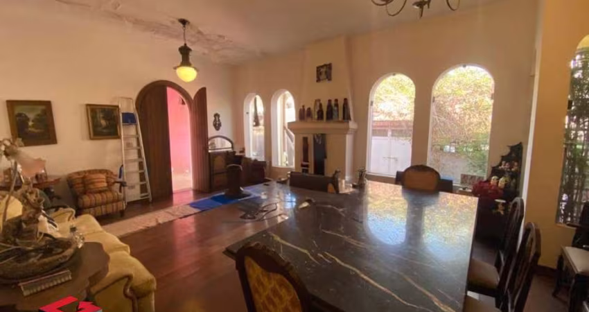 Casa térrea em Vila com Segurança 24h. Duas suítes, sala dois ambientes e 2 vagas.