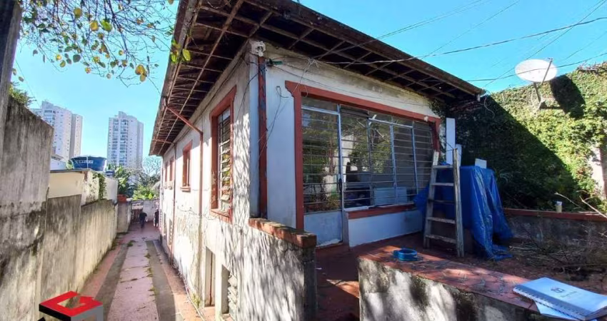 Duas casas térreas no terreno de 437 m² com garagem descoberta para 5 carros, num terreno de 8 metros de frente por 60 metros de fundos.