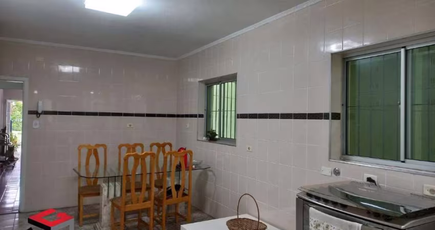 Sobrado Jardim da Glória, 4 dormitórios, 2 salas, cozinha e sala de almoço, quintal com churrasqueira, 2 vagas. Fácil acesso ao metrô Imigrantes