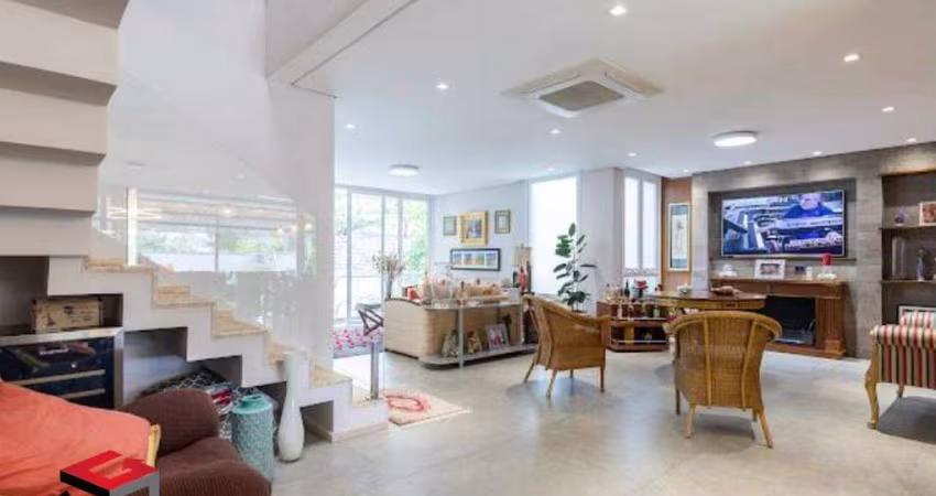 Belíssima Casa de alto padrão á venda com 4 quartos no Jardim Cordeiro.