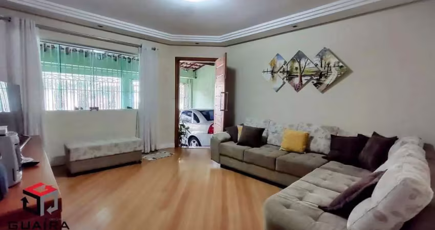 Casa térrea, 3 dormitórios, sendo 2 suítes, quintal, 4 vagas.
