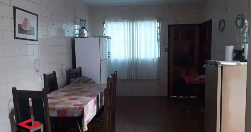 Casa térrea com 4 dormitórios - 2 banheiros - 6 vagas - 270m²