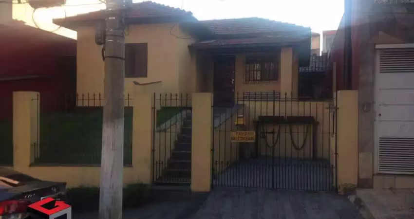Casa com 6 salas, 1 quarto, 4 banheiros e 1 vaga de garagem.