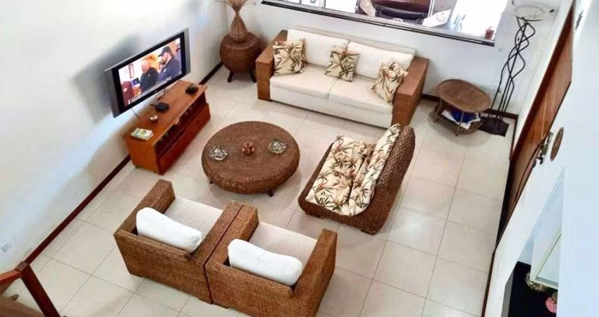 Ubatuba - Toninhas : Casa alto padrão com 4 suítes, piscina e espaço gourmet.