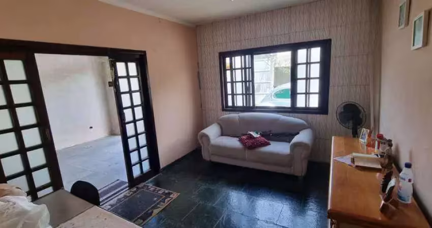 Casa á venda em ouro fino paulista, ótima localização, com linha de ônibus que passar em frente ao imóvel