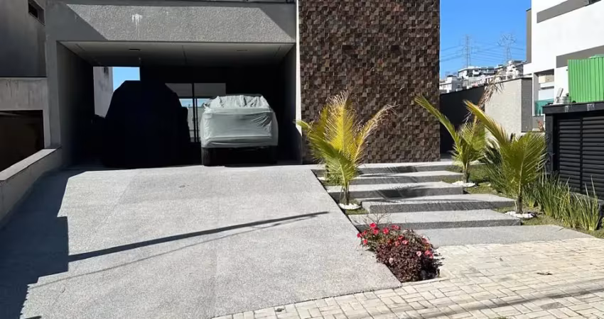 Casa recém-construída em condomínio Aruã Brisas II de Mogi das Cruzes