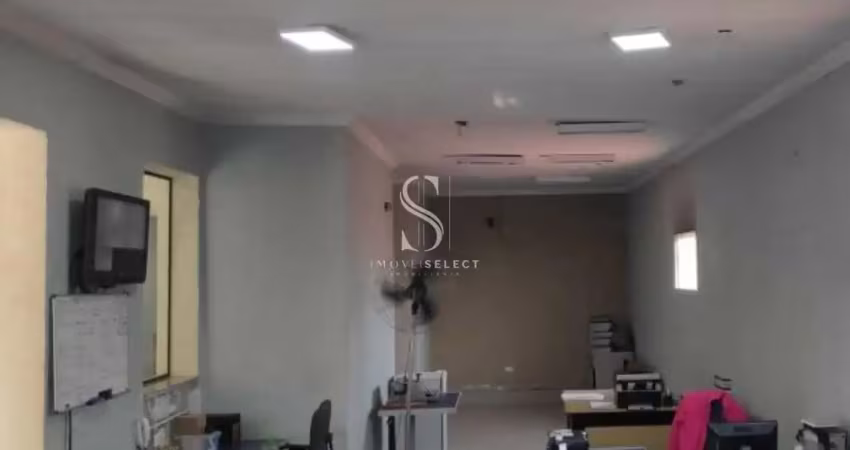 Centro, prédio comercial de 140m² com 4 banheiros, salão.