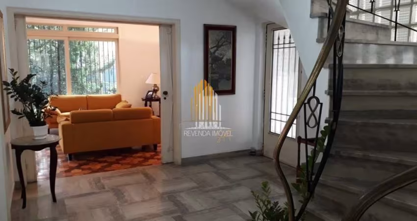 Casa Sobrado à venda no Jardim Paulista de 370m² com 3 suítes e 4 vagas de garagem Casa Sobrado à ve