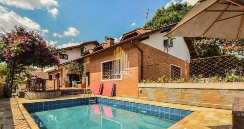 Casa térrea de 668m² com 5 dormr/3 Suítes, 7 banheiros, 4 vagas em Interlagos. Interlagos - SP, Casa
