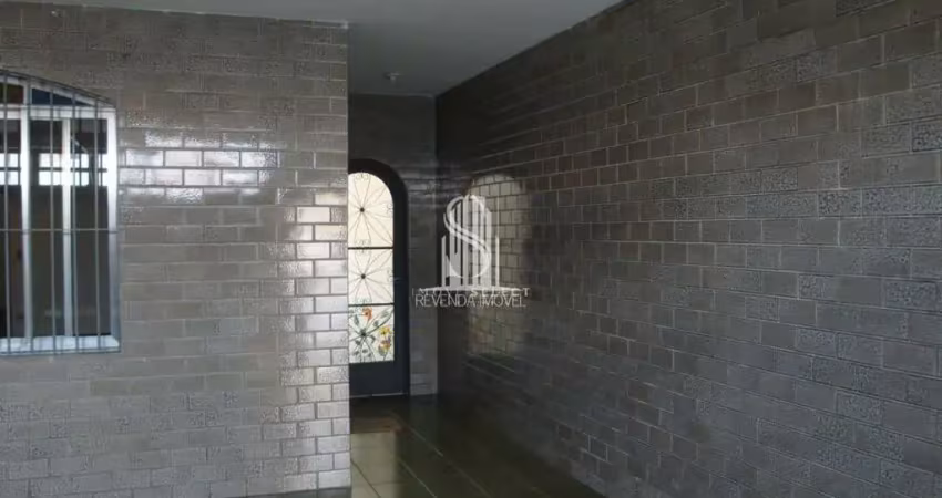 Sobrado com 4 quartos, 4 banheiros, 1 suíte, 2 vagas de garagem com 220m²  na vila marari - sp .