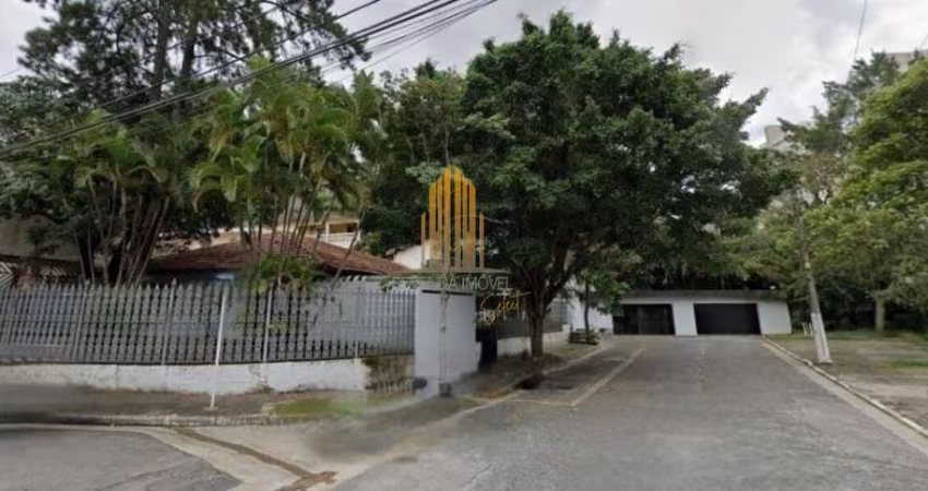 Casa Térrea, com 4 dormitórios ( 2 suítes ), 2 banheiros, 3 salas, 4 vagas, na Super Quadra, Morumbi