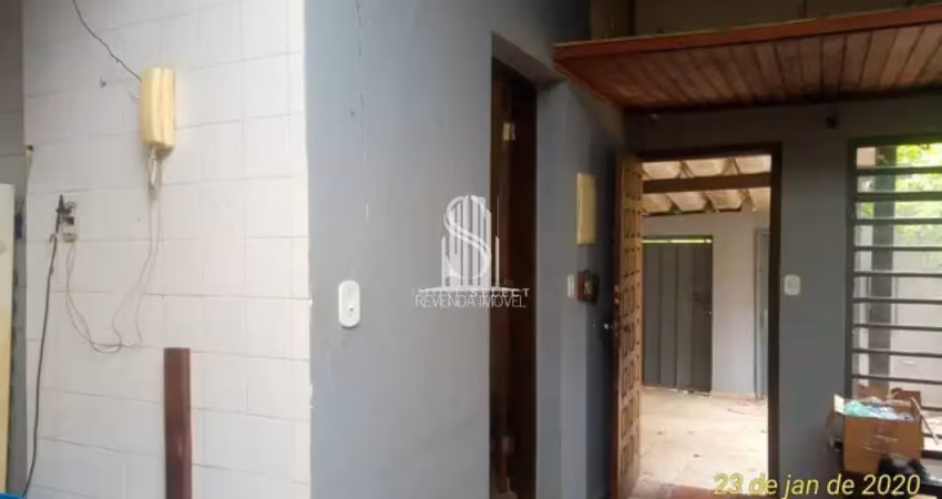 Casa térrea de 253m² possui 4 dormitórios (1 suíte), 1 sala e 3 vagas, à venda na região do brooklin