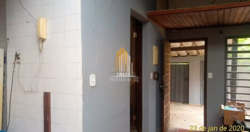 CASA TÉRREA DE 253M² POSSUI 4 DORMITÓRIOS (1 SUÍTE), 1 SALA E 3 VAGAS, À VENDA NA REGIÃO DO BROOKLIN