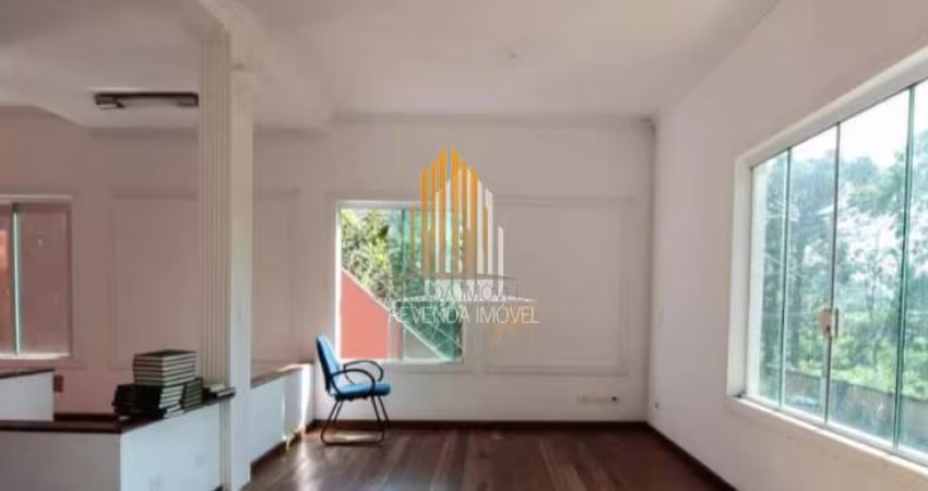 Casa Sobrado à venda no Morumbi de 240m² com 4 suítes e vagas de garagem Casa Sobrado à venda no Mor