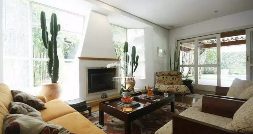 Casa assobradada de 492m², possui 3 dorm (3 suítes), 1 sala e 4 vagas, à venda em alto de pinheiros.
