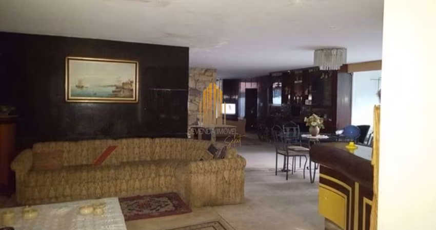 CASA DE VILA COM 980M², POSSUI 4 DORM (1 SUÍTE), 2 SALAS, E 10 VAGAS, À VENDA NA REGIÃO DO BROOKLIN.