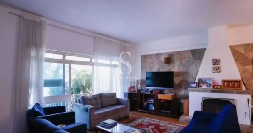 Casa residencial de 350m²  com três dormitórios (uma suíte) e quatro vagas á venda na região da lapa
