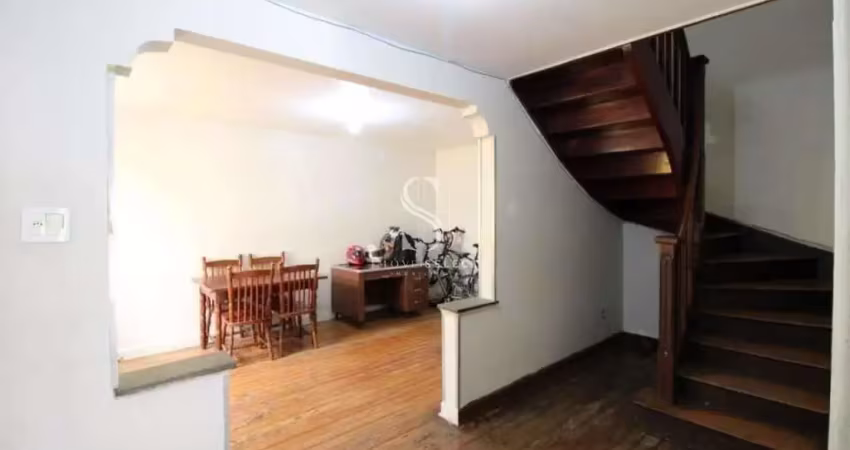 Casa sobradada com 205m², duas salas, três dormitórios, três banheiros, uma vaga em água branca